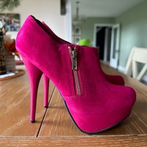 Pink heels, side zipper size 7